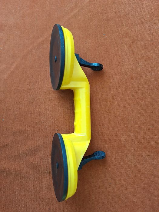 Dispozitiv cu ventuza dubla pentru transportarea sticlei