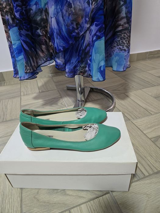 Balerini verzi din piele naturala moale, talpa usoara;