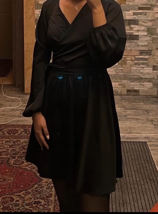 Черное платье с рукавами фонарик
