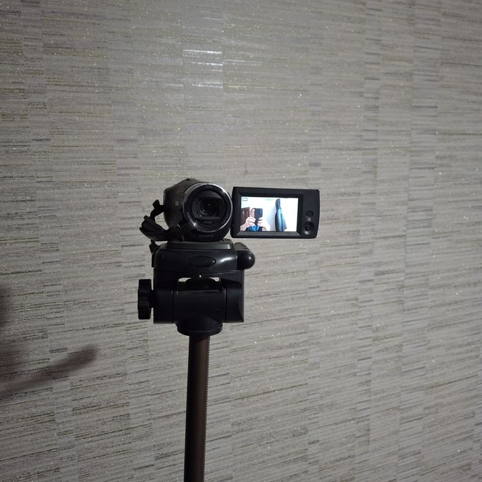 Продам видеокамеру Sony 405 с штативом