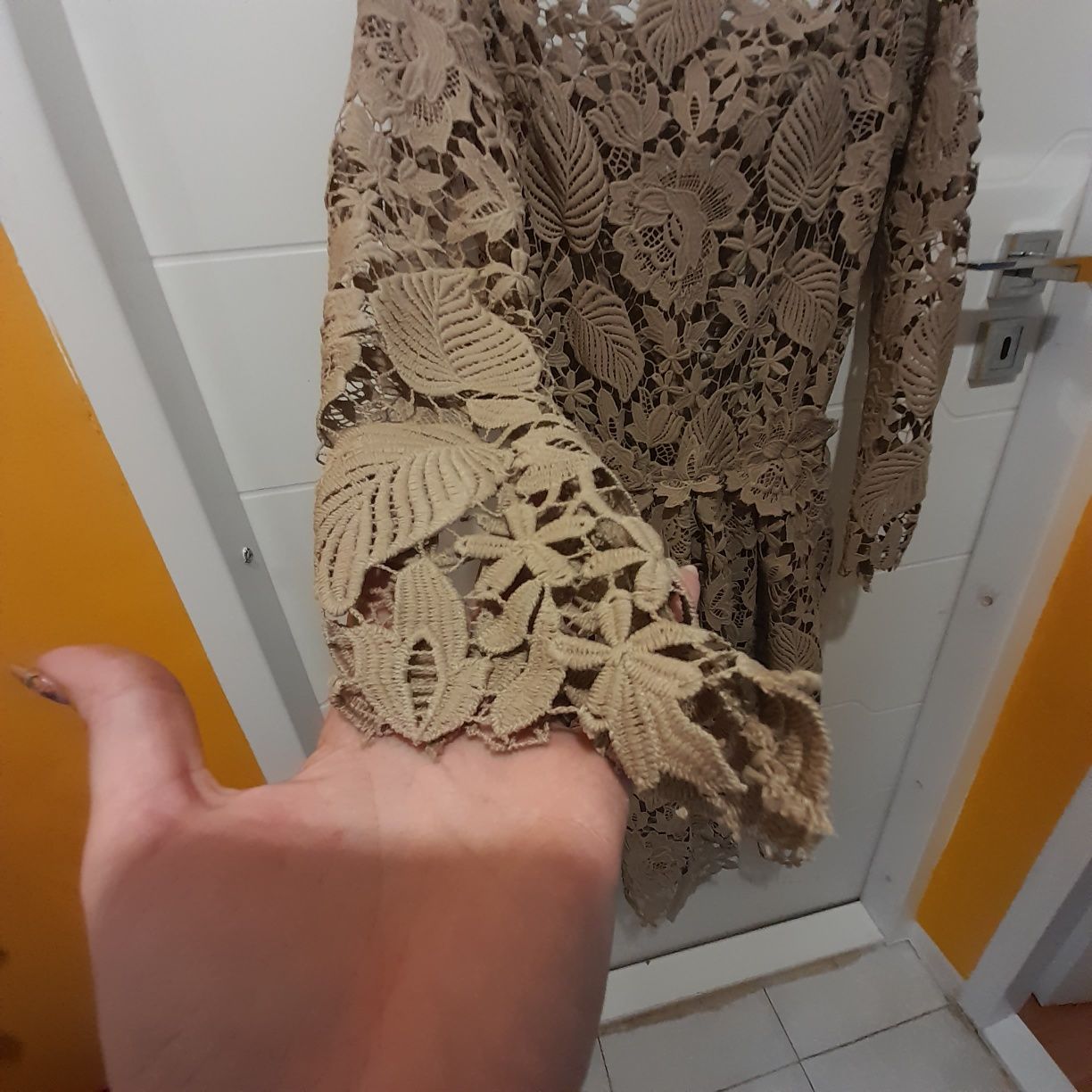 Rochie M(38) din dantelă brodată crem midi cu mânecă lungă