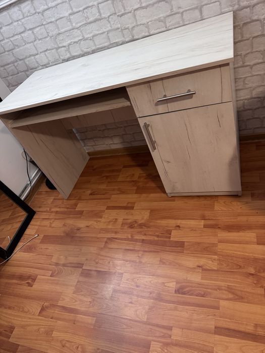 Vand birou ,stare perfecta de functionare.