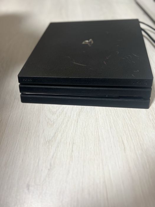 PS 4 PRO , с леки забележки в горната част