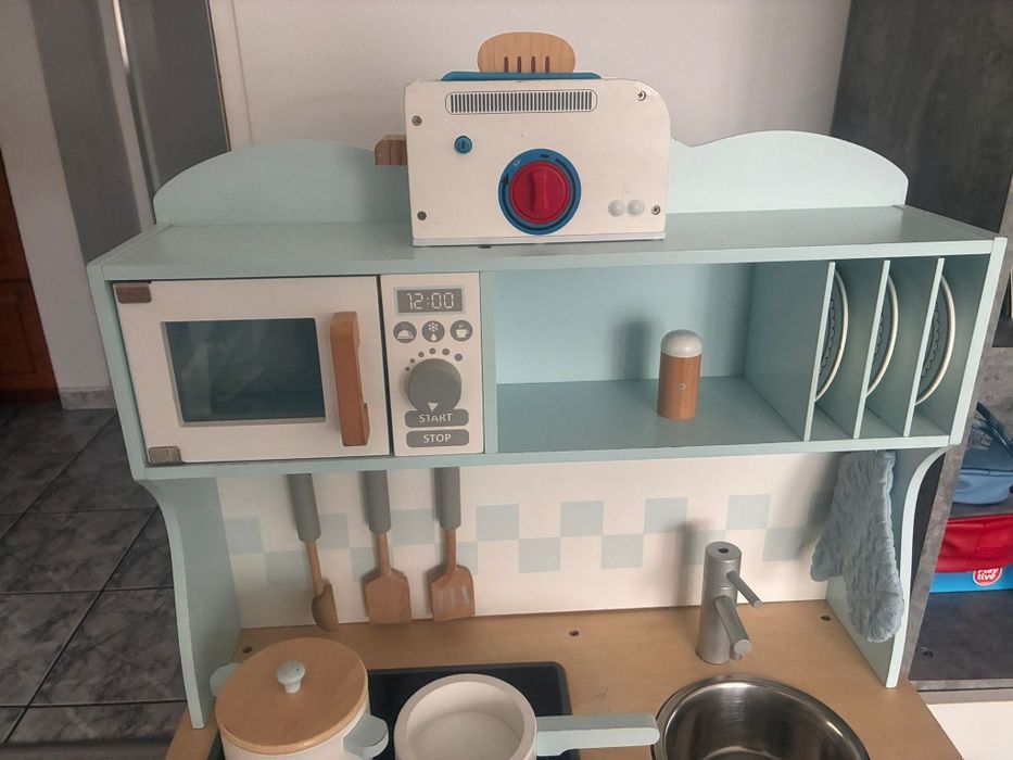 Bucătărie din lemn impecabilă pentru copii