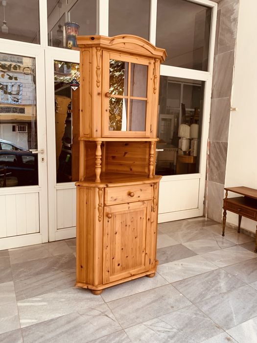 Витрина от естествено дърво-стил и уют в едно