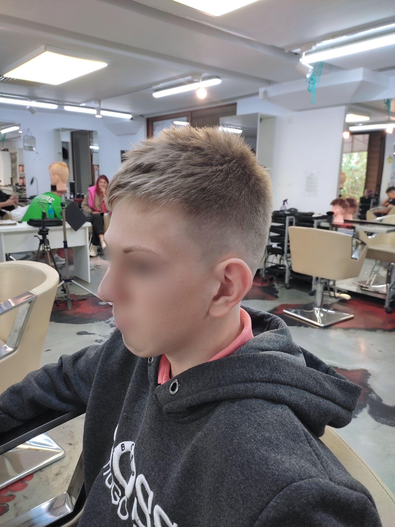 Frizer la domiciliu. Tunsoare Perfectă – Prețul Îl Alegi Tu!