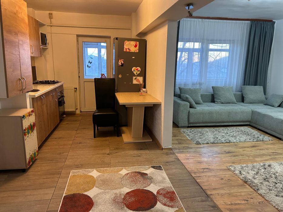 Apartament cu 3 camere de închiriat