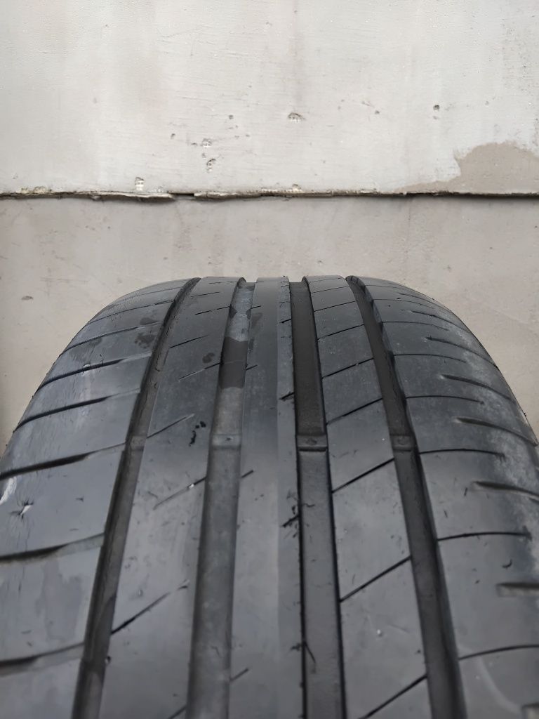 Vând cauciucuri vară 215/55 R16 Goodyear