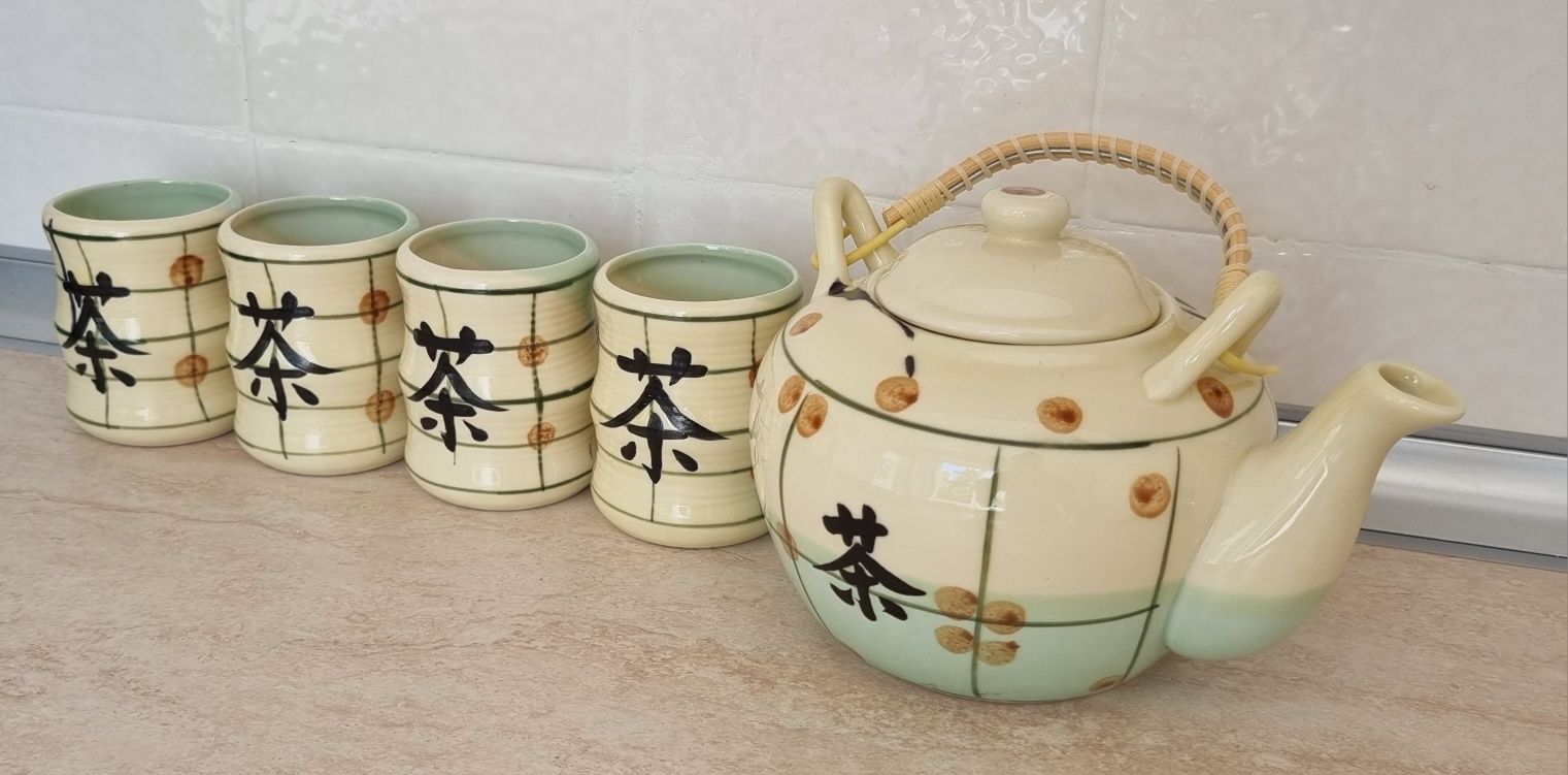 Комплект чаши за чай и чайник