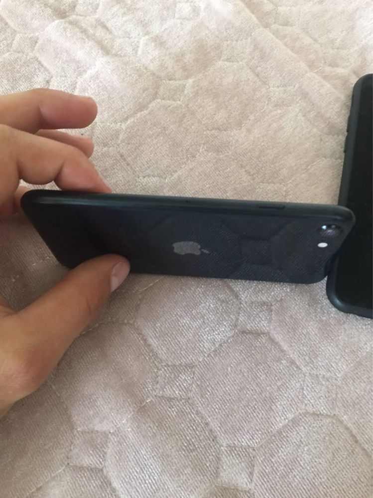 Iphone se 2022 в добро състояние