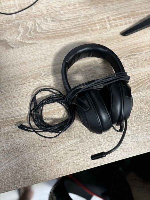 Vand doua perechi de casti, una razer si una steelseries