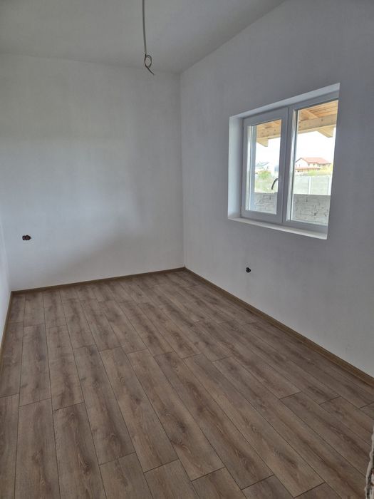 PROPRIETAR Vând apartament/casa cu gradina si 2 locuri de parcare
