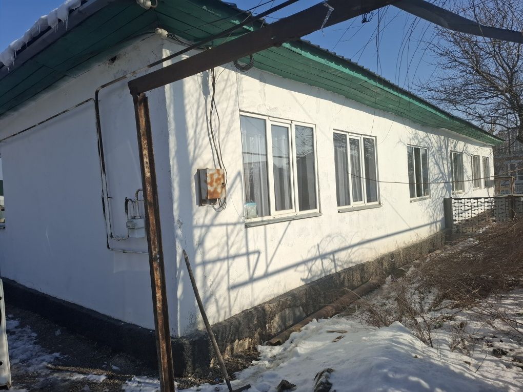 Продам дом в центре посёлка.