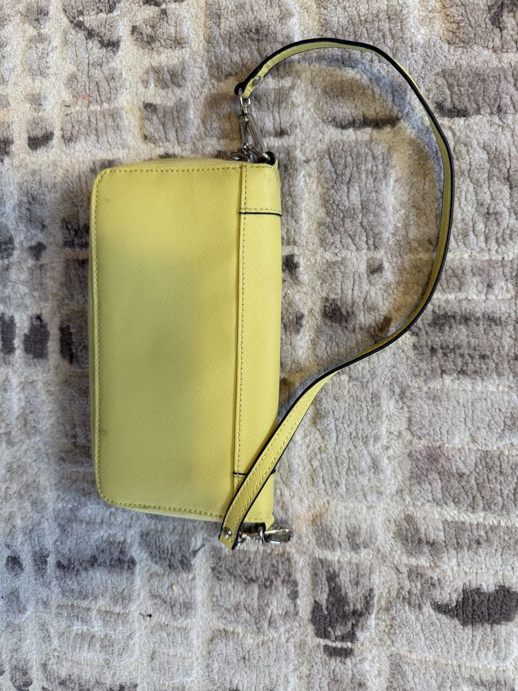 Дамска чанта тип портмоне guess