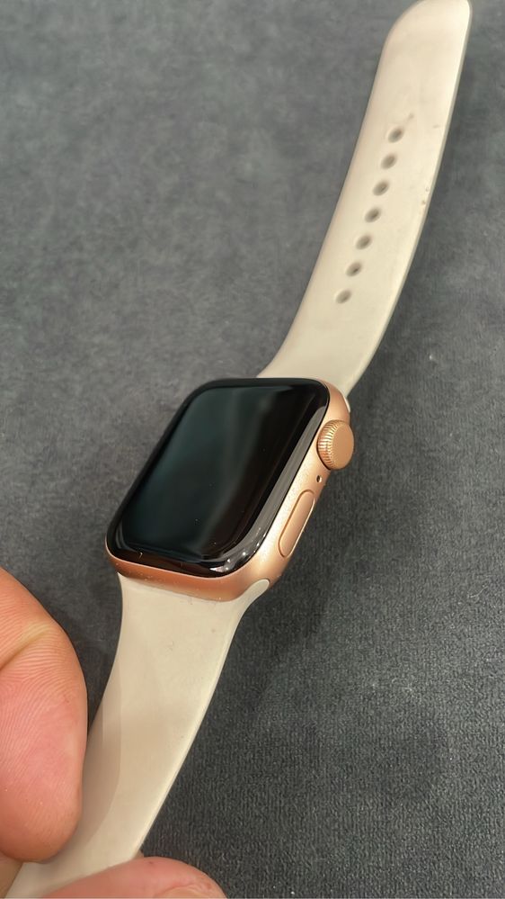 Продам Apple Watch SE 40mm