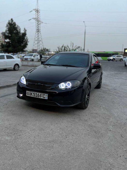 Энтузиасты автомобильного тюнинга.