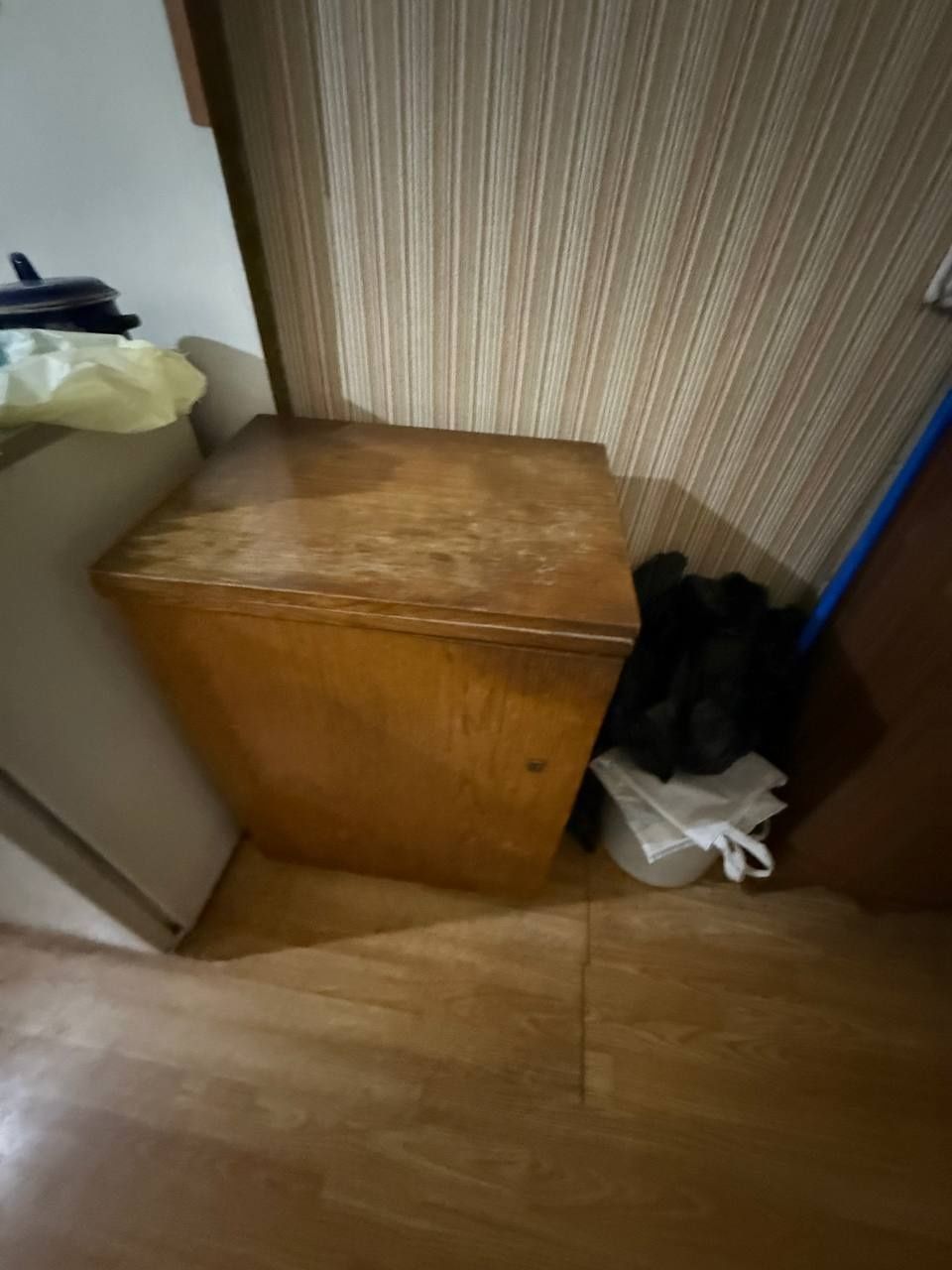 Продаю всю мебель(шкаф,кровать,трюмо) б/у из дома.