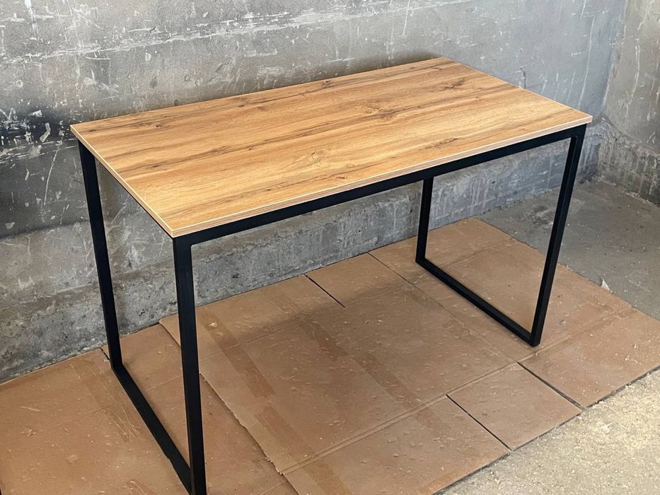 Офисные столы( белого и дубового цвета)