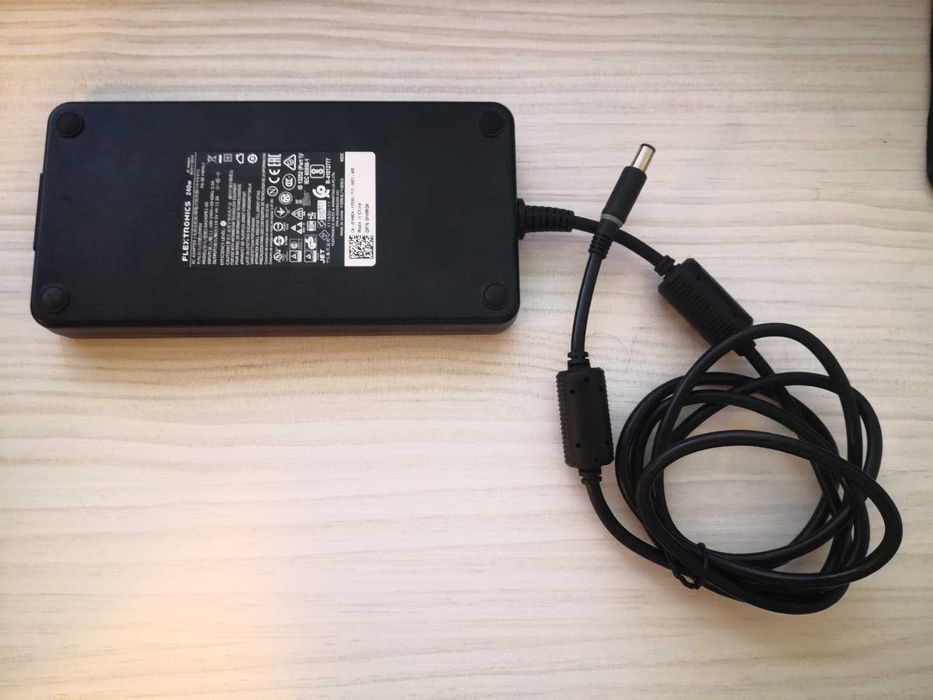 Încărcător pentru Dell 240W (19.5V – 12.3A) – laptopuri & docking st