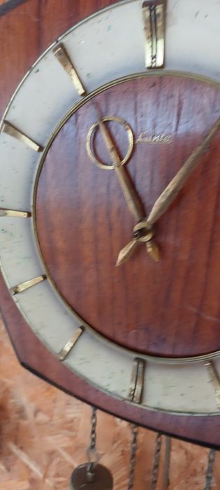 Pendula de perete mecanică