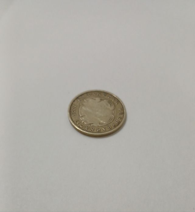 Редкая монета 10 тенге 2005 года с браком (стертый герб)