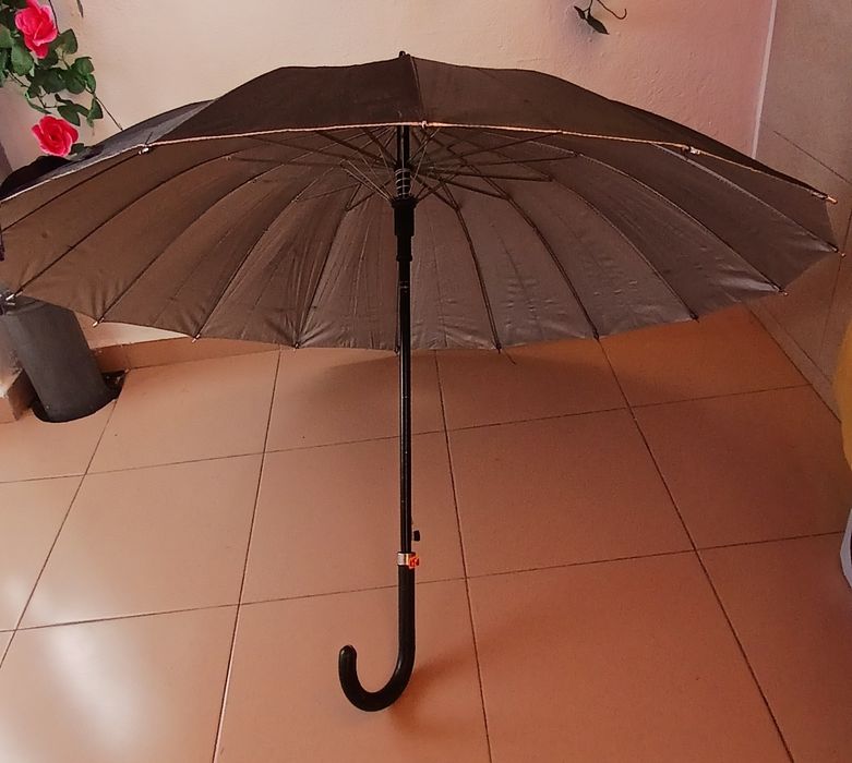 Сгъваеми автоматични и полуавтоматични чадъри различна големина .