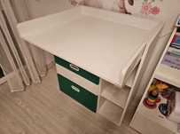 Masa de infasat IKEA Smastad cu sertare si blat reglabil pe inaltime