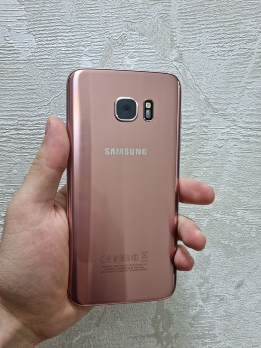 Продаю легендарный Samsung galaxy S 7 edge Gold память 4/32 Гб в идеал