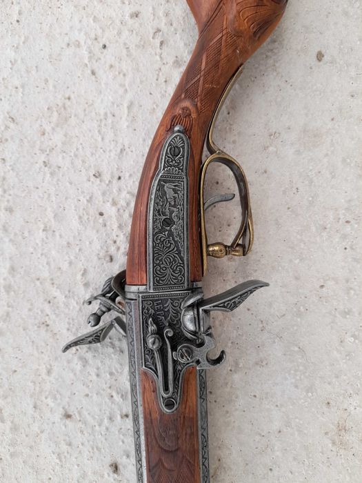 Колекция декоративни оръжия – пушка, арбалет, алебарда, мечове