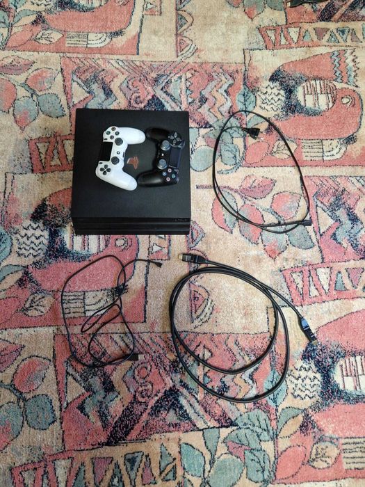 PS4 Pro 1TB – pachet complet cu 2 controllere, stare excelentă