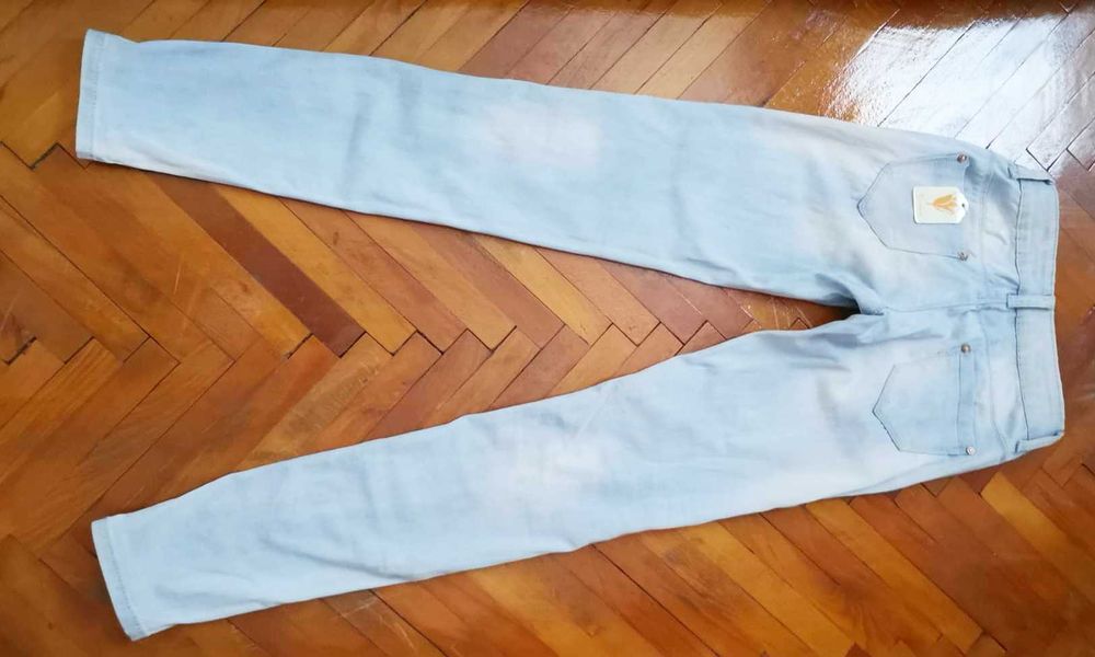 Ново! Светли дънки с накъсан ефект