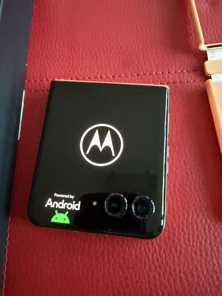 Продавам Motorola razr 50 ultra 512 GB, цвят Peach Fuzz, Like New