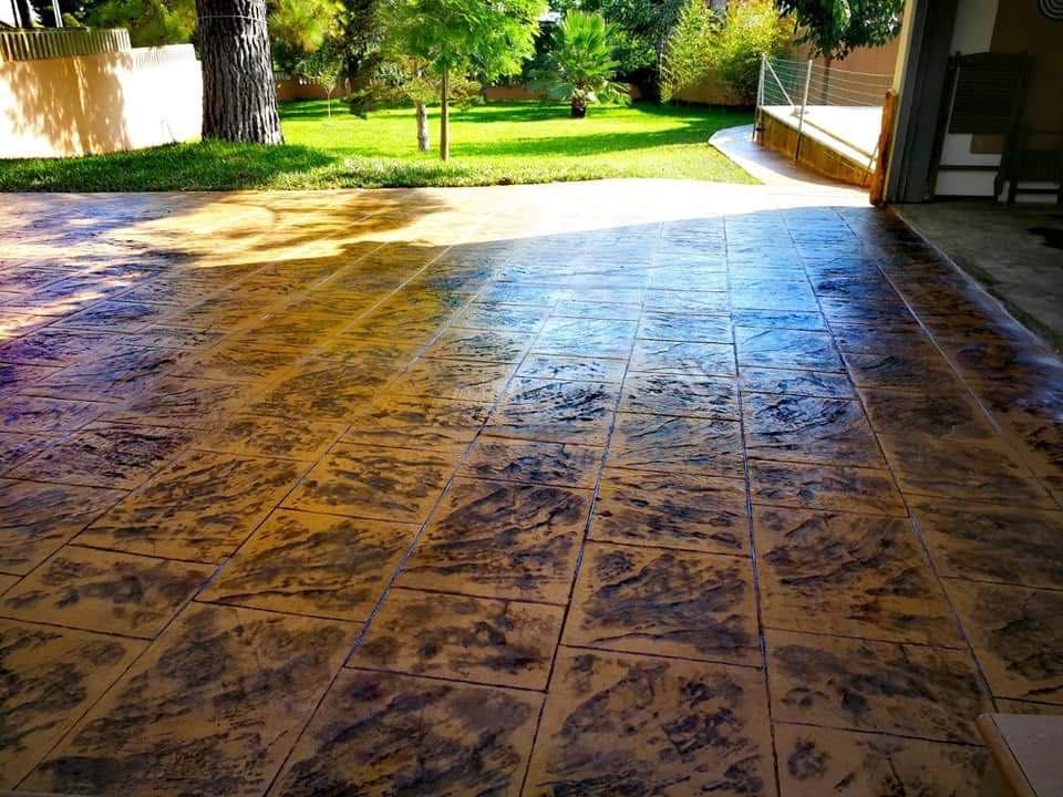 Beton amprentat și materiale pentru realizarea acestuia .