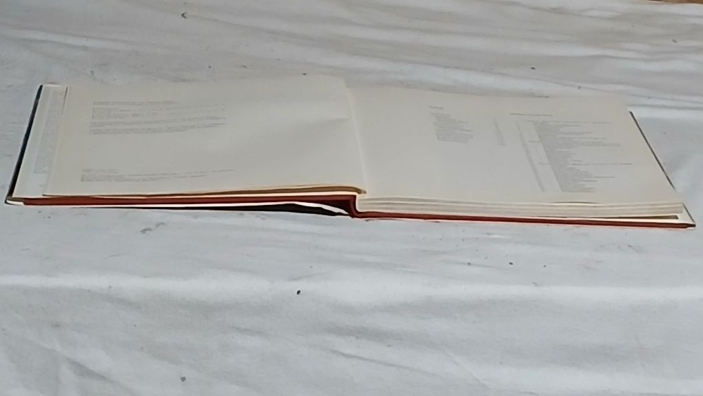 Книга с замък на руски