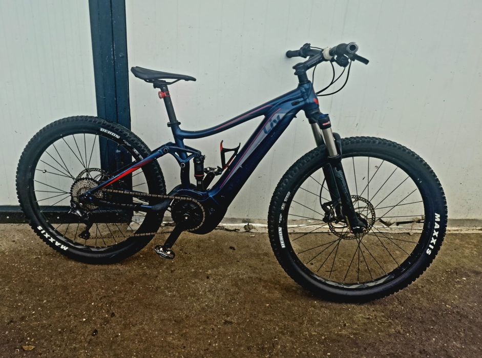 Bicicleta electrica full suspension Giant liv