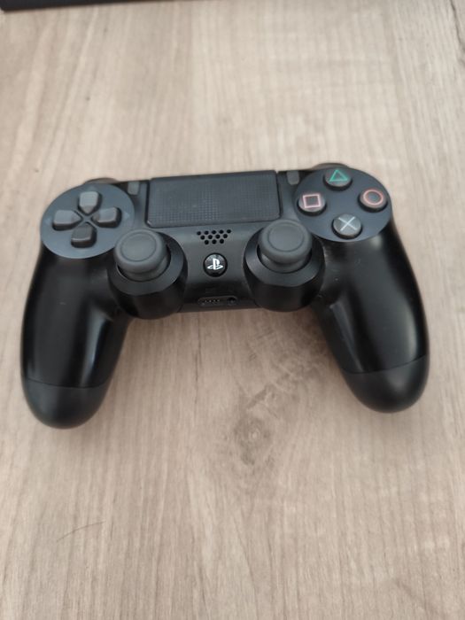 PS4 in stare buna + controler și GOD OF WAR
