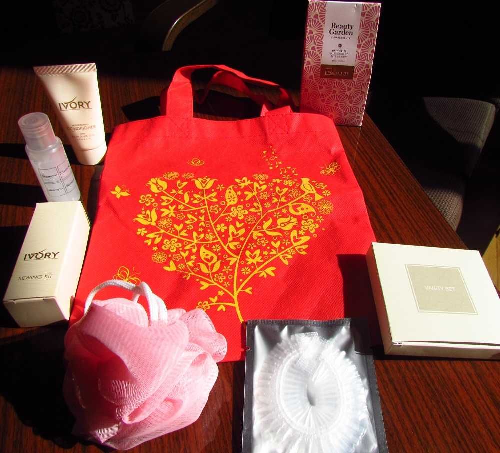 Комплект козметика за пътуване с червена торбичка за подарък