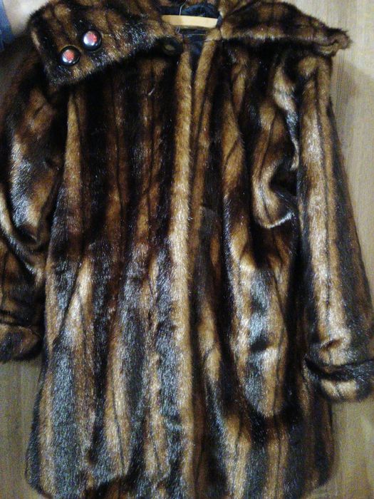 Haină blană artificială nouă, fără etichetă.