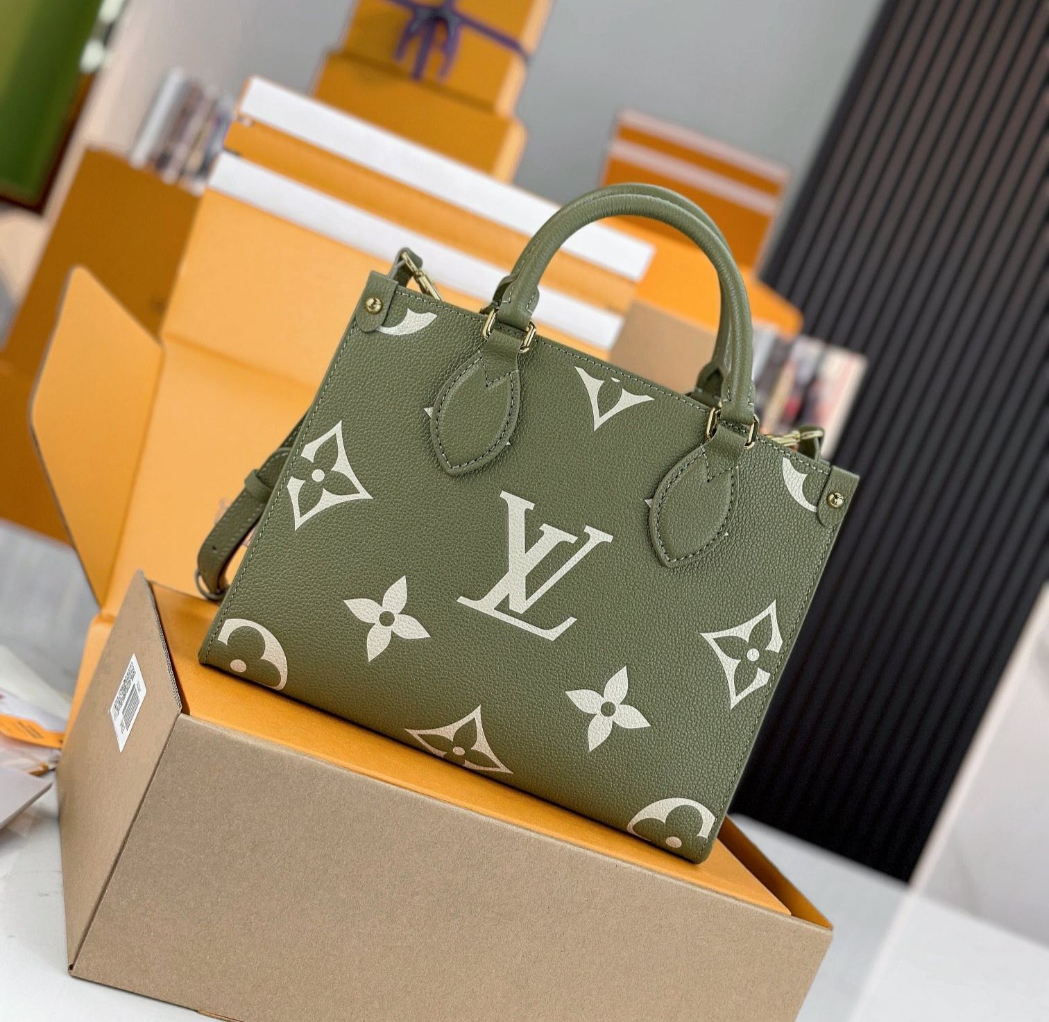 Geanta Louis Vuitton Onthego 26cm verde, tip Premium