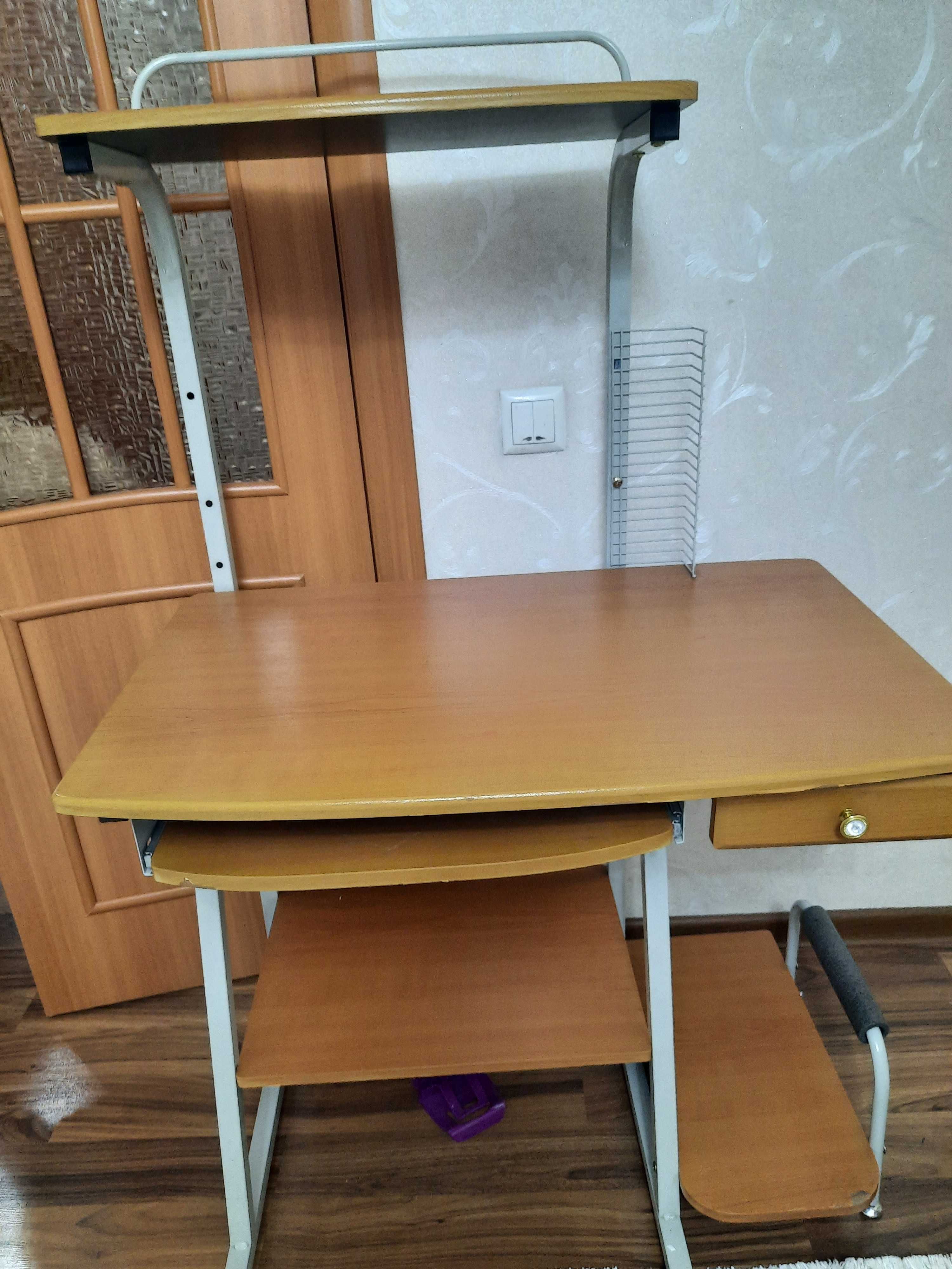 Столик компьютерный