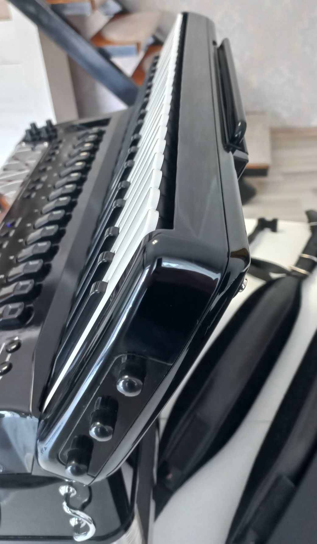 Ofer Garanție Notariala Doi Ani. Acordeon Roland fr 8x.ca si Nou .