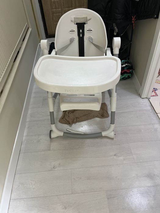 Продам детскии стол