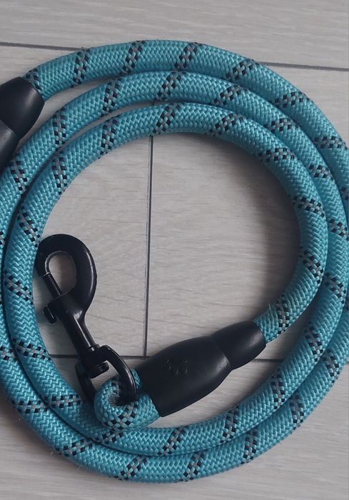 Lesă cu mâner din spumă și accesoriu pentru pungi
