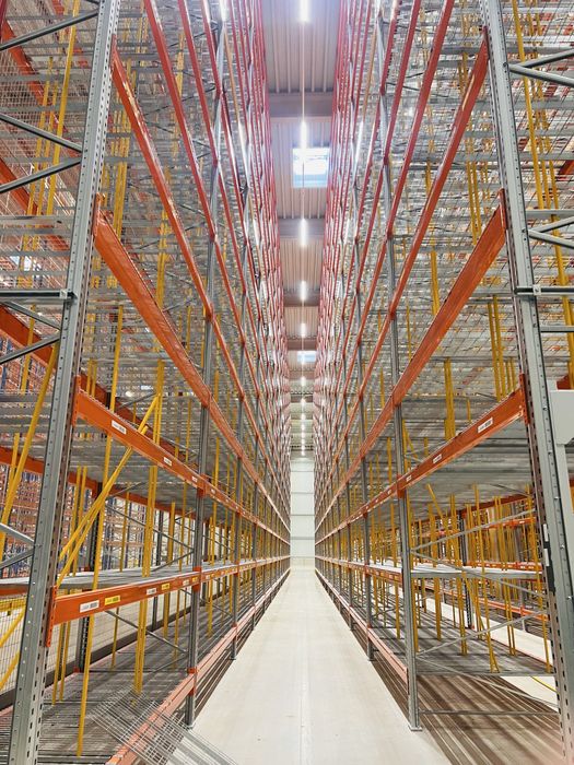 Rafturi metalice trasnport si montaj gratuit