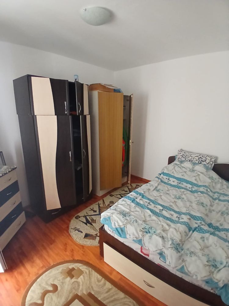 Vând apartament cu 2 camere,hol,bucatarie,baie,balcon