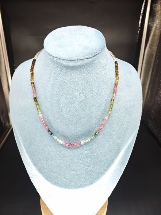 Колие от турмалин със сребърна закопчалка