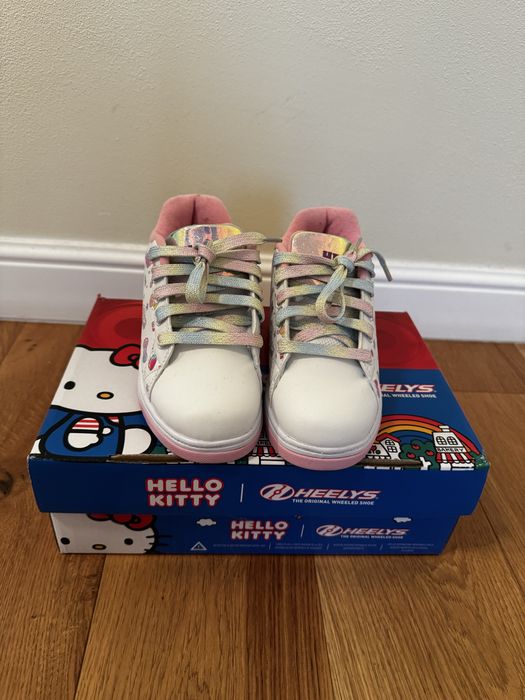 Adidasi noi Hello Kitty cu role