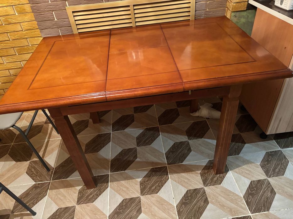 Кухонный стол из дерева