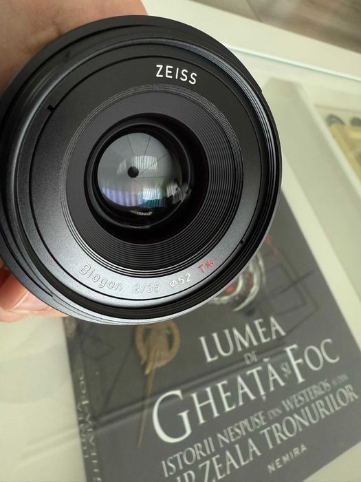 Obiectiv Zeiss Loxia 35mm f/2 | Montură Sony E-Mount