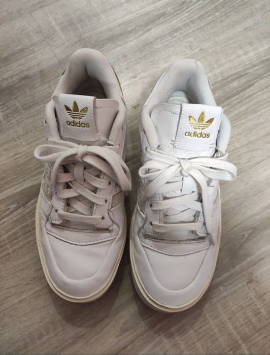 Оригинални маратонки на Адидас естественоа кожа  в отлично състояние
